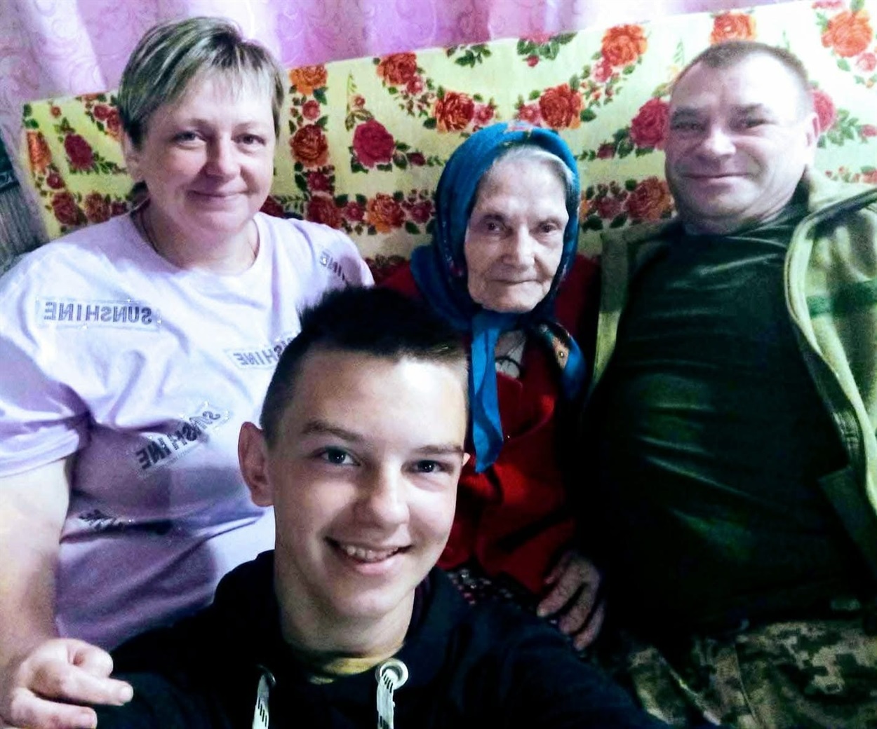 Ганна Василівна ж переживає найбільше за Україну. Її серце щиро болить за всіх захисників, які нині боронять державу. Особливо вона молиться за свого зятя Олександра, який служить у лавах української армії