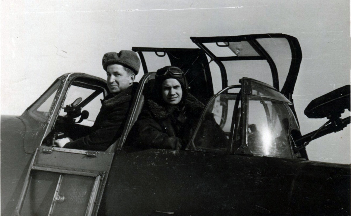 Шонгуй, квітень 1956 р. Микола Дорошенко в кабіні літака разом зі стрільцем Житником