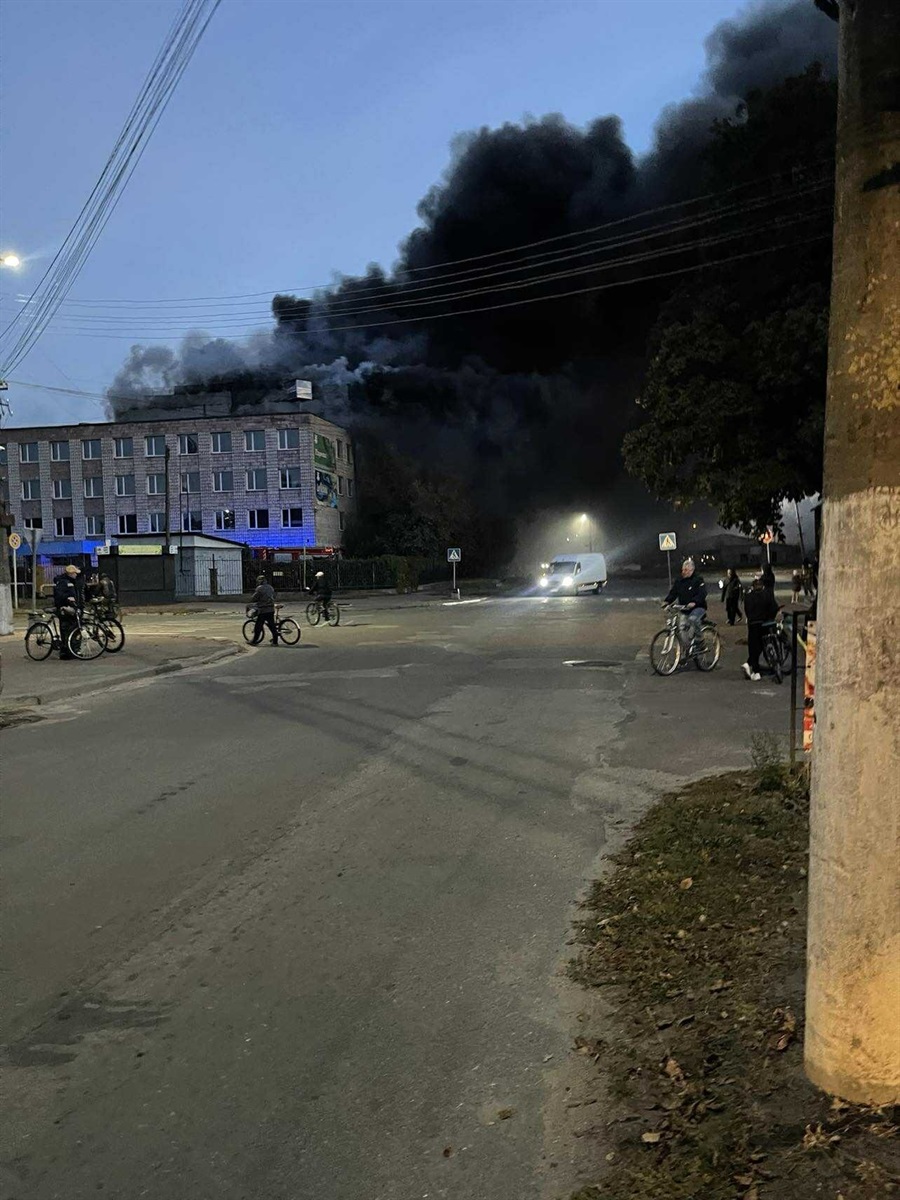 О 19 годині чорний густий дим утворив завісу над частиною вулиці. Правоохоронці перекрили дорогу з обох боків епіцентру пожежі