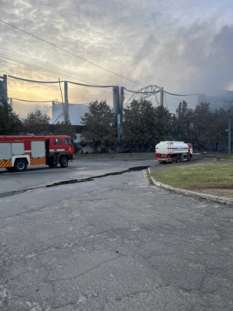 Рятувальники працювали всю ніч. На ракон будівля ще диміла
