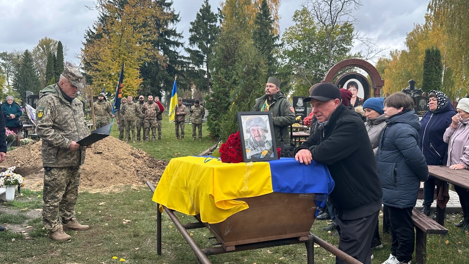 Менська громада попрощалася з Воїном, журналістом і телеоператором Олександром Урванцевим