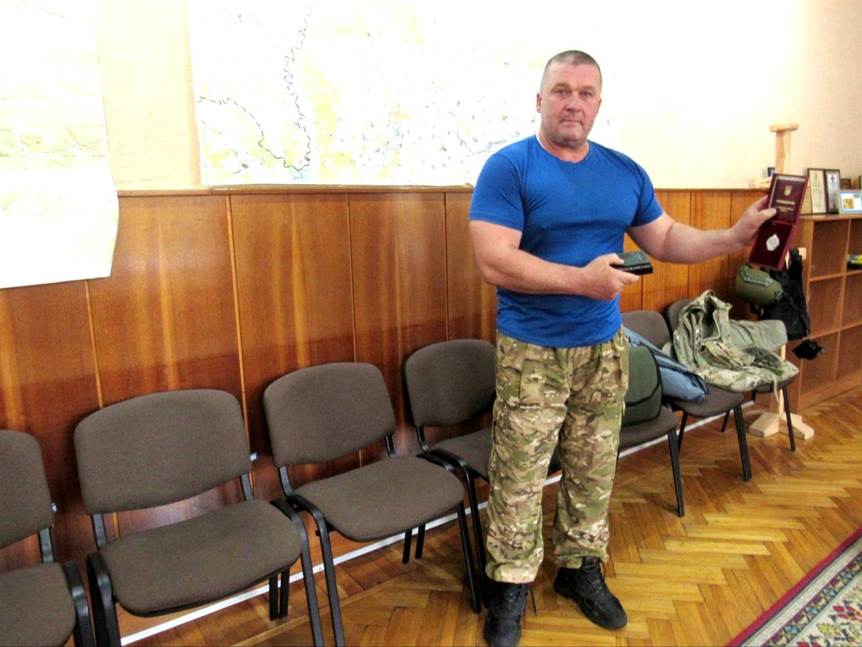 Сергію Клименку вручили посвідчення в районній військовій адміністрації