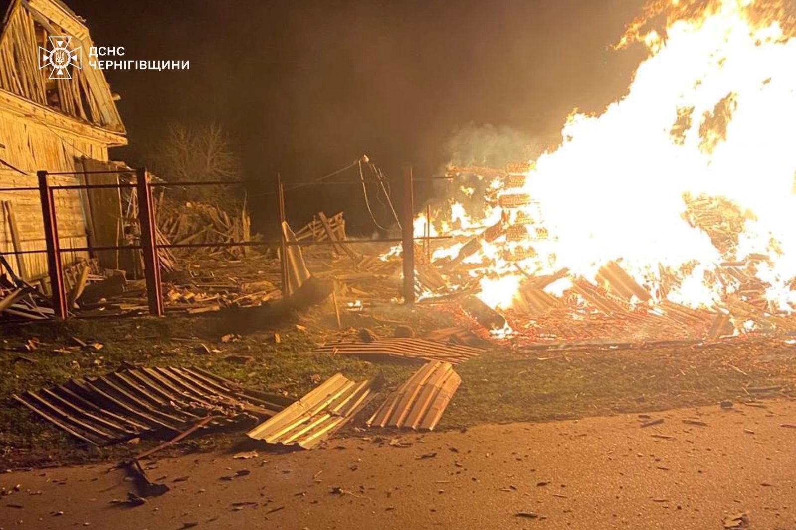 Ворог атакував Менщину, Семенівку та Холминську громаду: пошкоджені будівлі, авто та підприємства