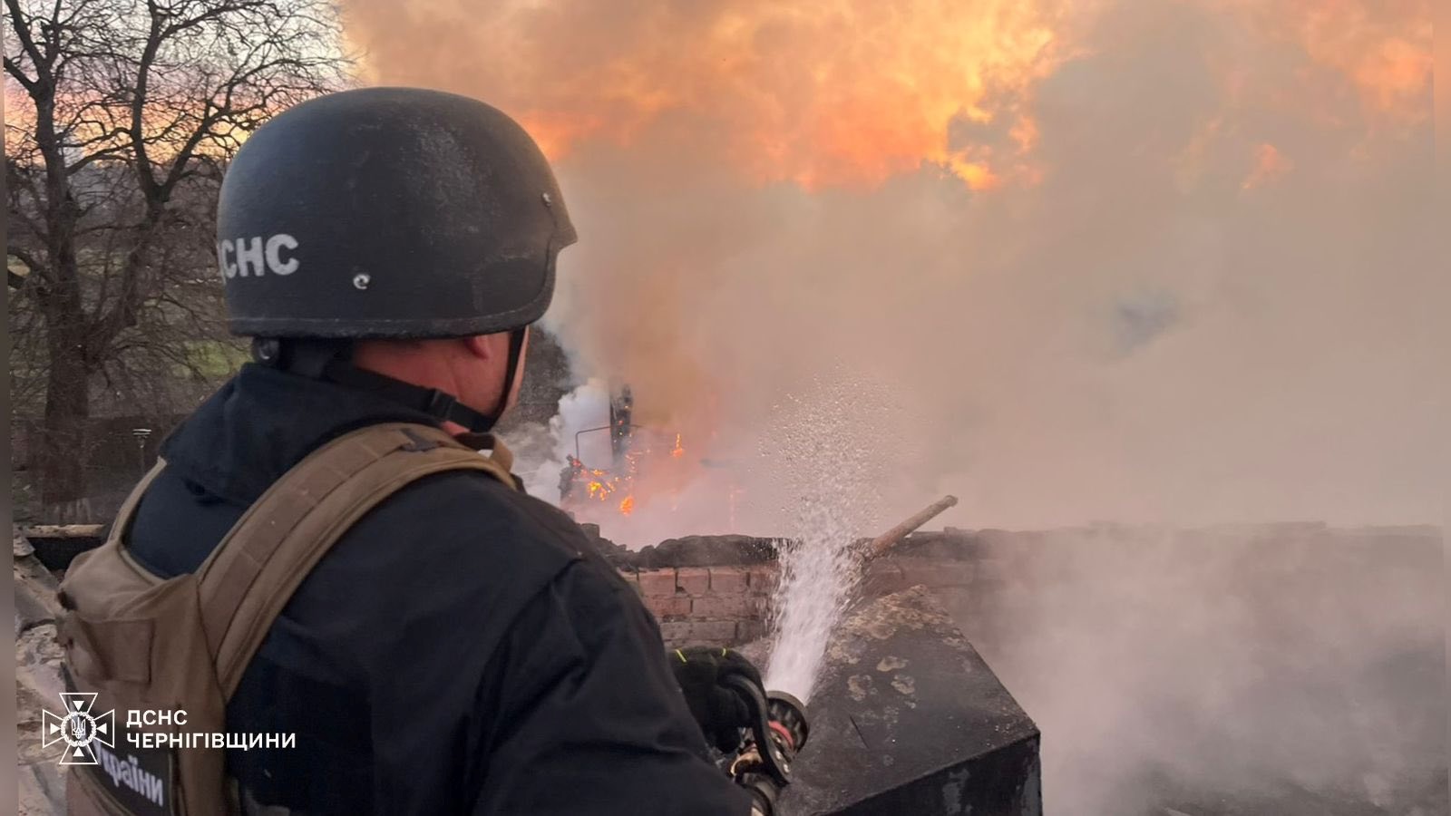 Атака на Мену: дрон підпалив сіно та влучив в адмінбудівлю — поранено місцевого жителя