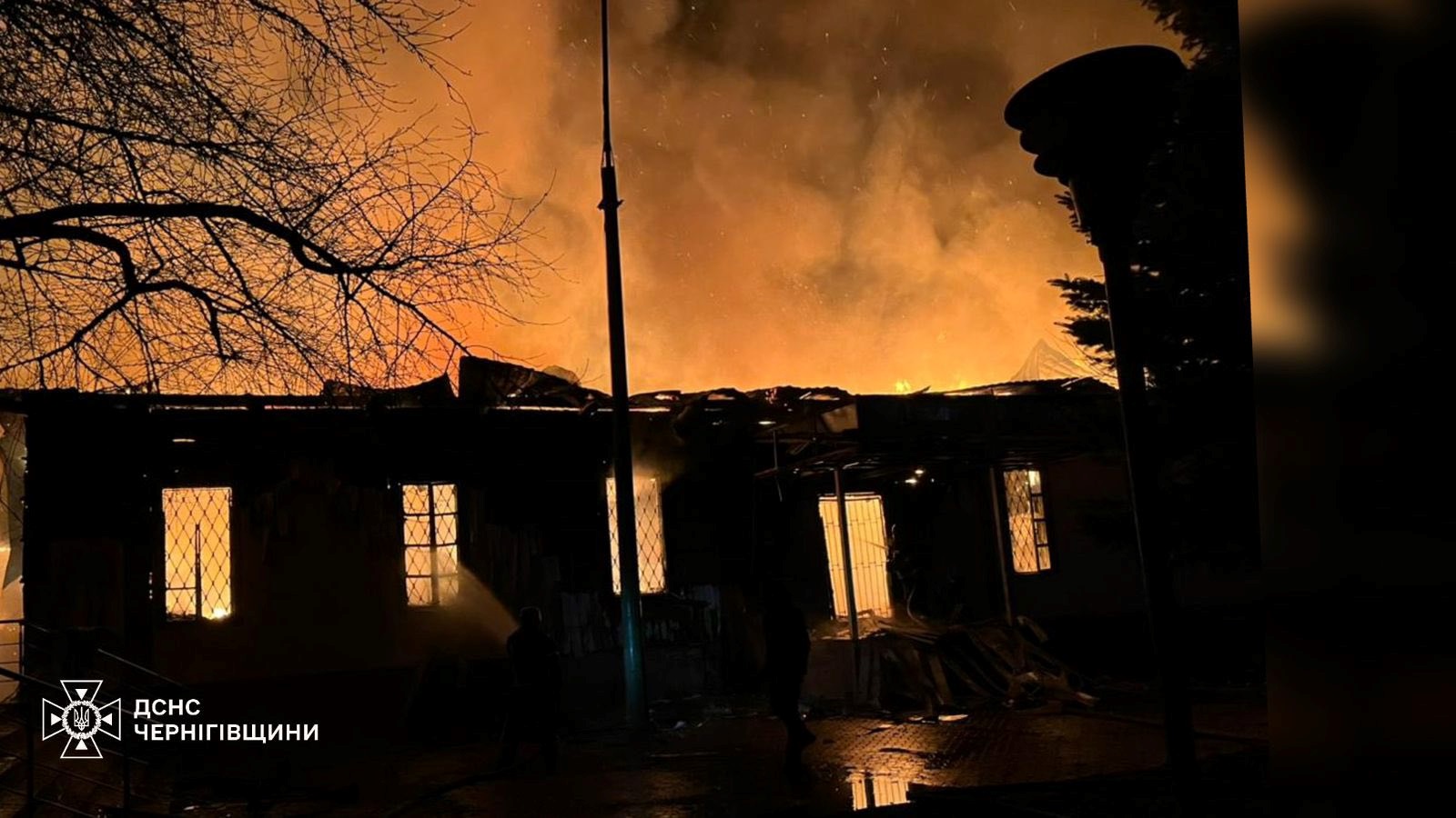 Атака на Мену: дрон підпалив сіно та влучив в адмінбудівлю — поранено місцевого жителя