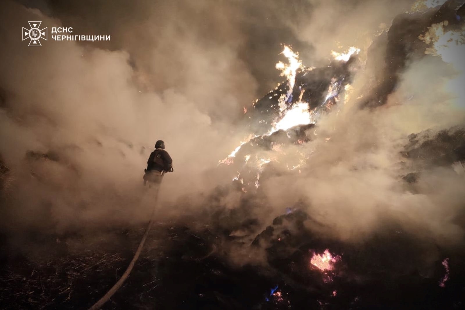На Чернігівщині нічні атаки БпЛА спричинили пожежі на фермі, промисловому об’єкті та старостаті