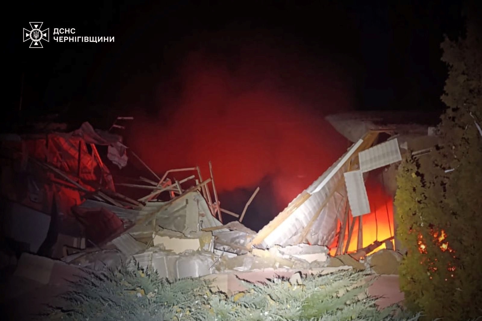 На Чернігівщині нічні атаки БпЛА спричинили пожежі на фермі, промисловому об’єкті та старостаті
