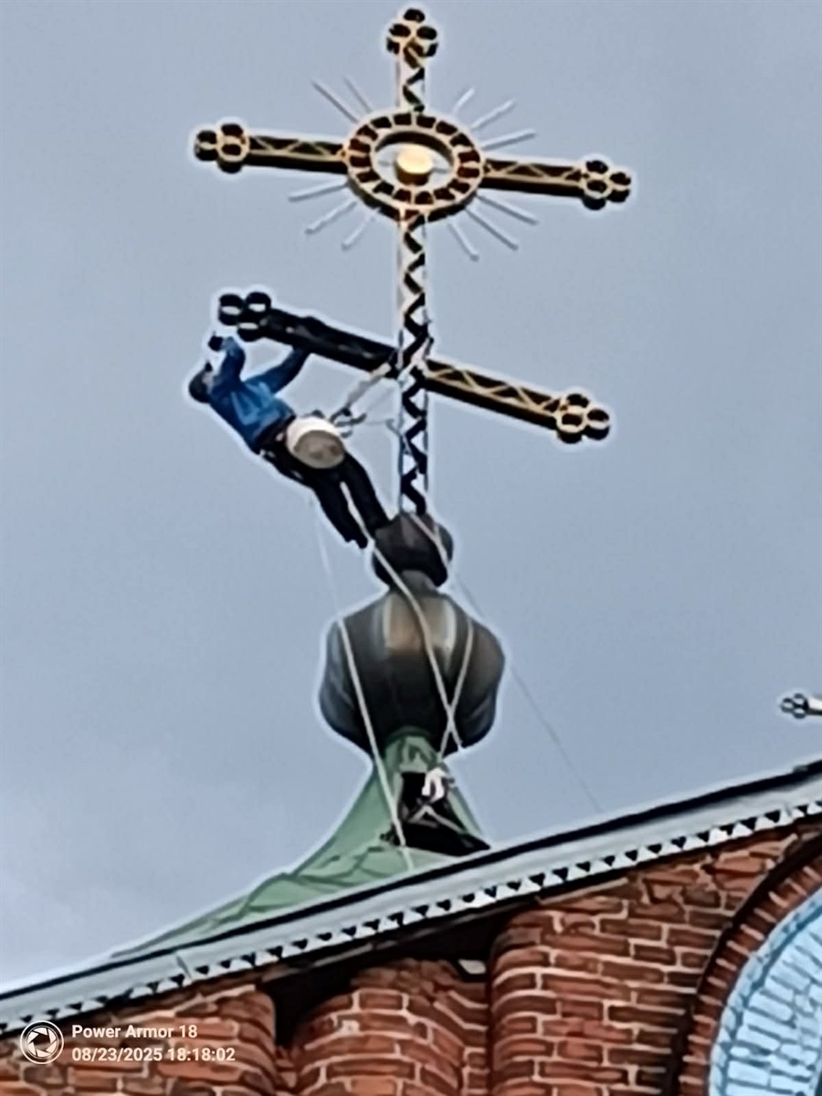 Вдалося оновити й викокий хрест