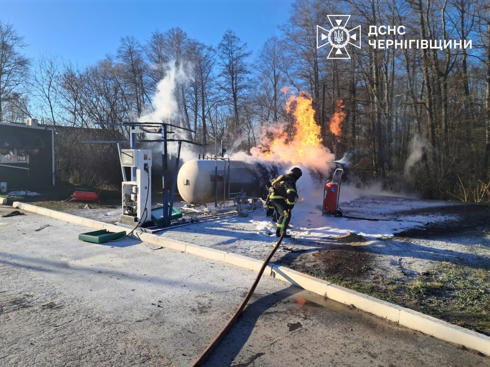 Російські атаки на Чернігівщині: у Семенівці дрон влучив в АЗС та житловий будинок, є постраждала
