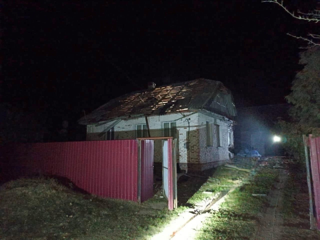 Російські атаки на Чернігівщині: у Семенівці дрон влучив в АЗС та житловий будинок, є постраждала