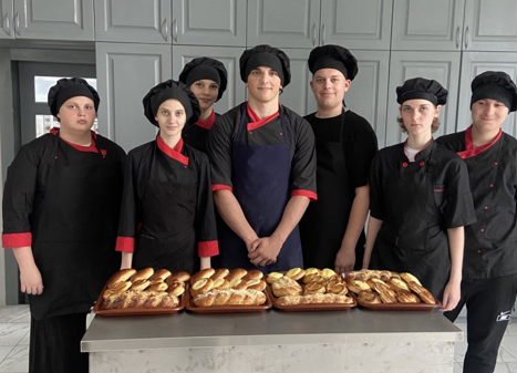 Хлібобулочні вироби, які щодня випікаються в лабараторії кондитерів, користуються попитом серед сновчан та гостей міста