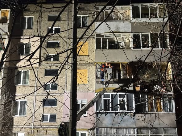 Удар по житловому будинку в Чернігові: загинула жінка, серед поранених — діти