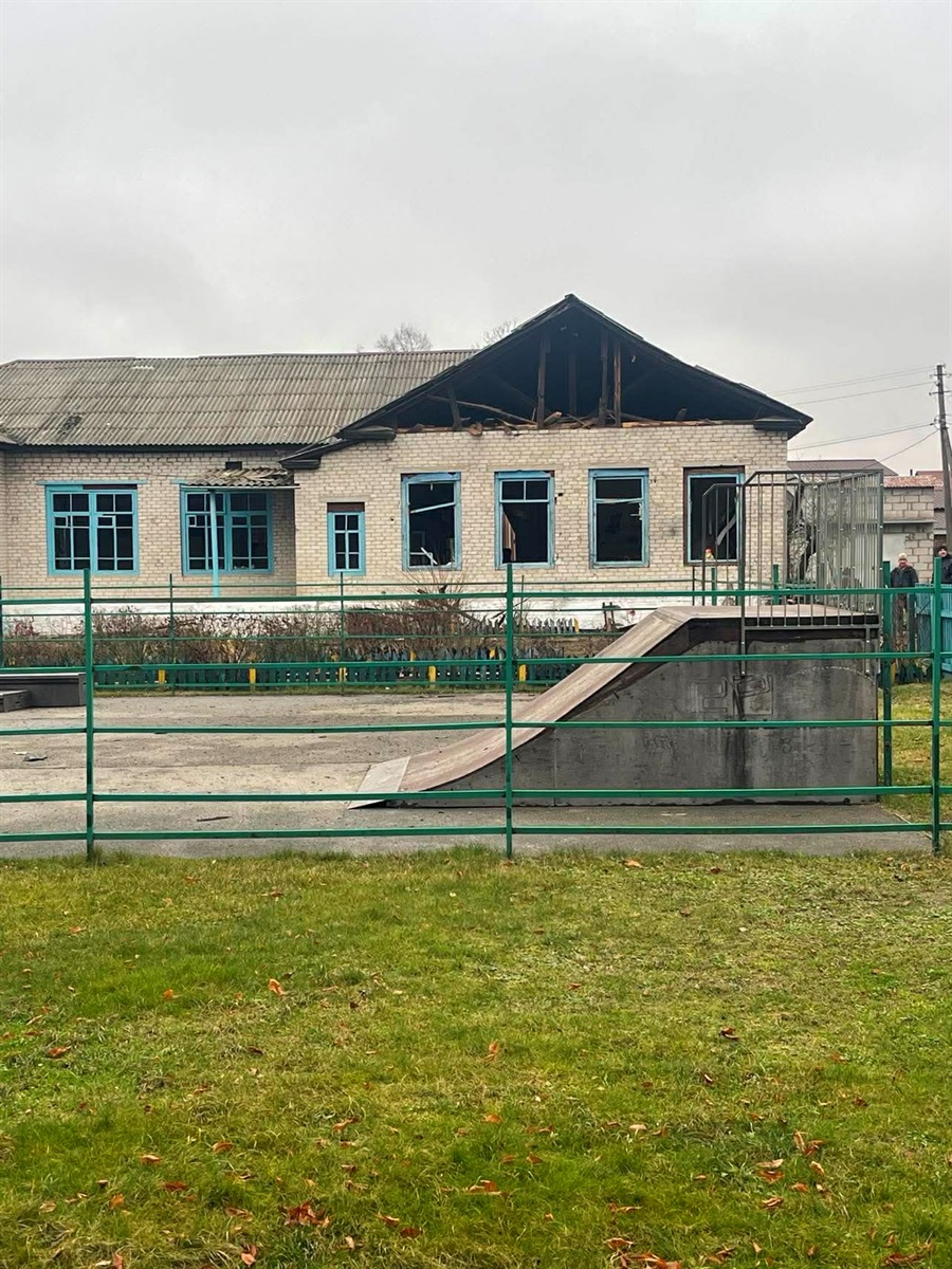 У такому стані після ворожого удару було приміщення, де нині працює колектив установи