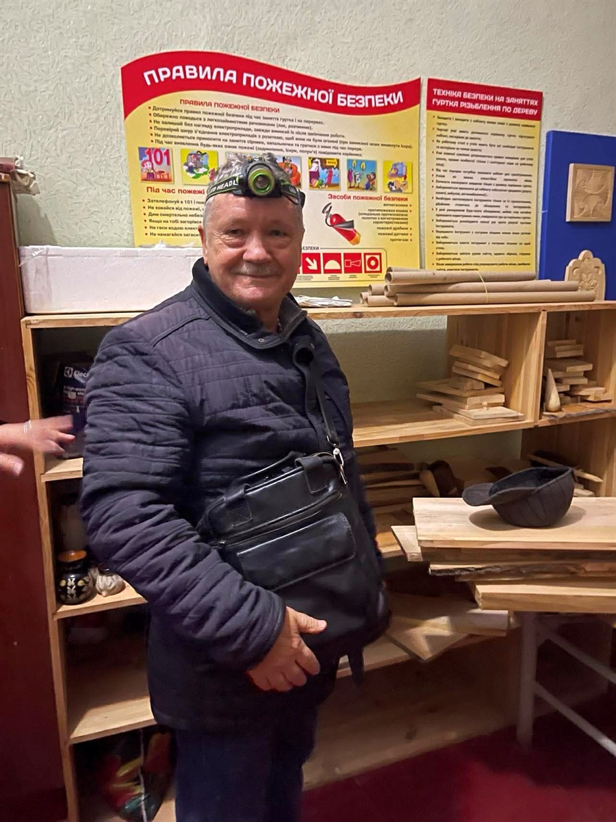 Леонід Ковальчук, керівник гуртка з різблення по дереву