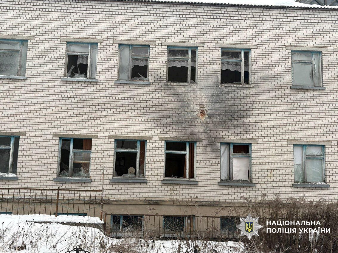 Росіяни атакували школу в Семенівці: будівлю пошкоджено, постраждалих немає