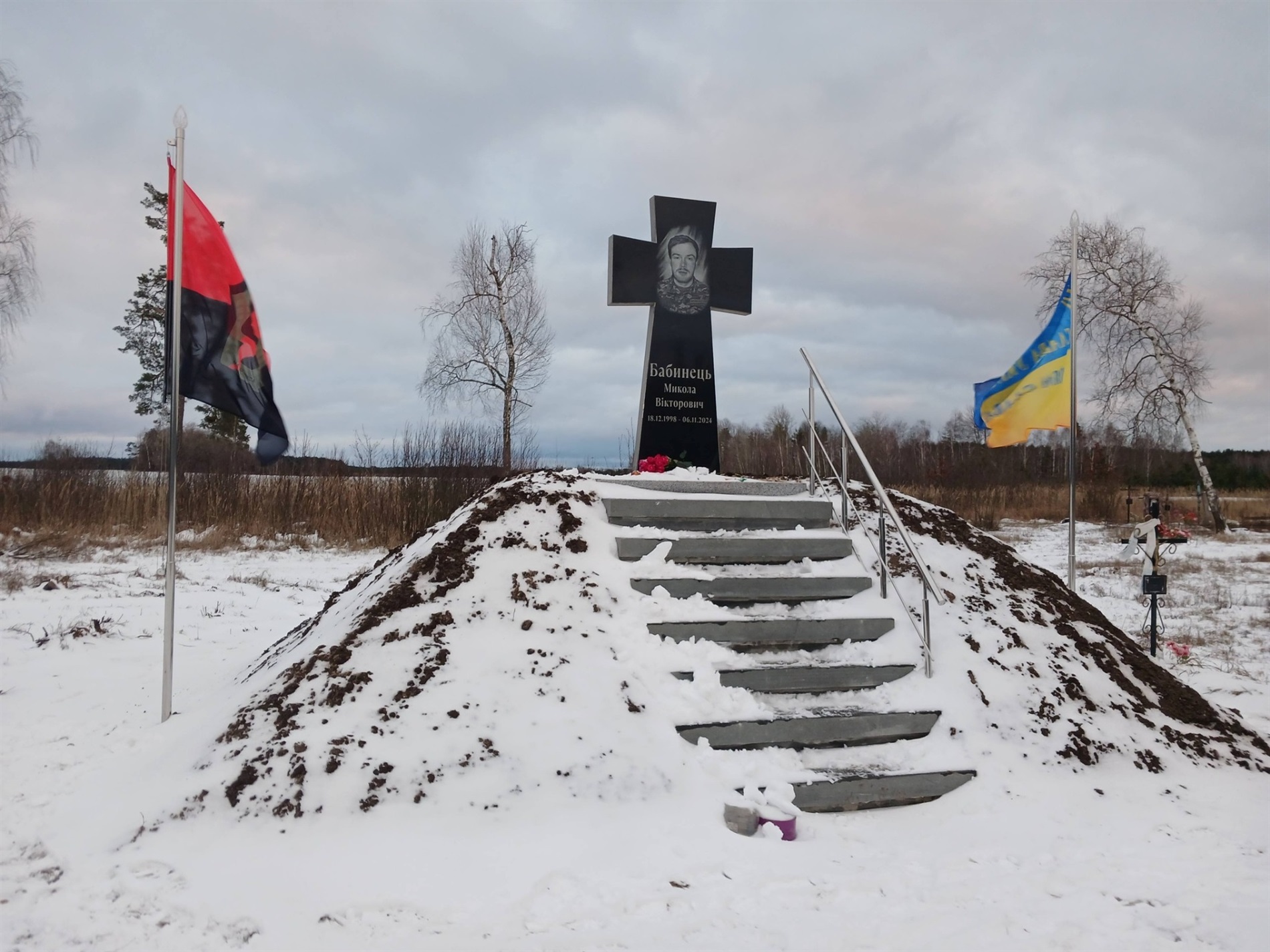 На Корюківщині мама загиблого Героя спорудила для сина курган і встановила на ньому козацький хрест