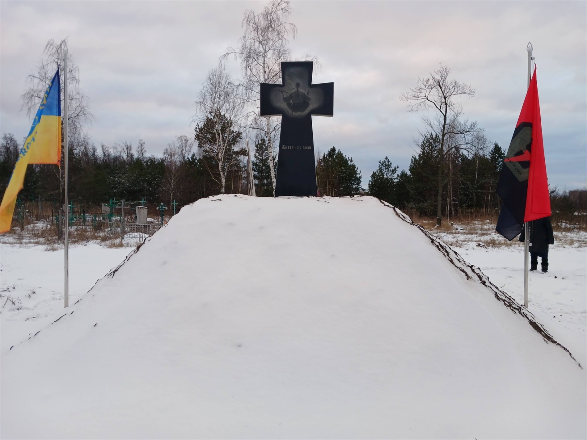 На Корюківщині мама загиблого Героя спорудила для сина курган і встановила на ньому козацький хрест