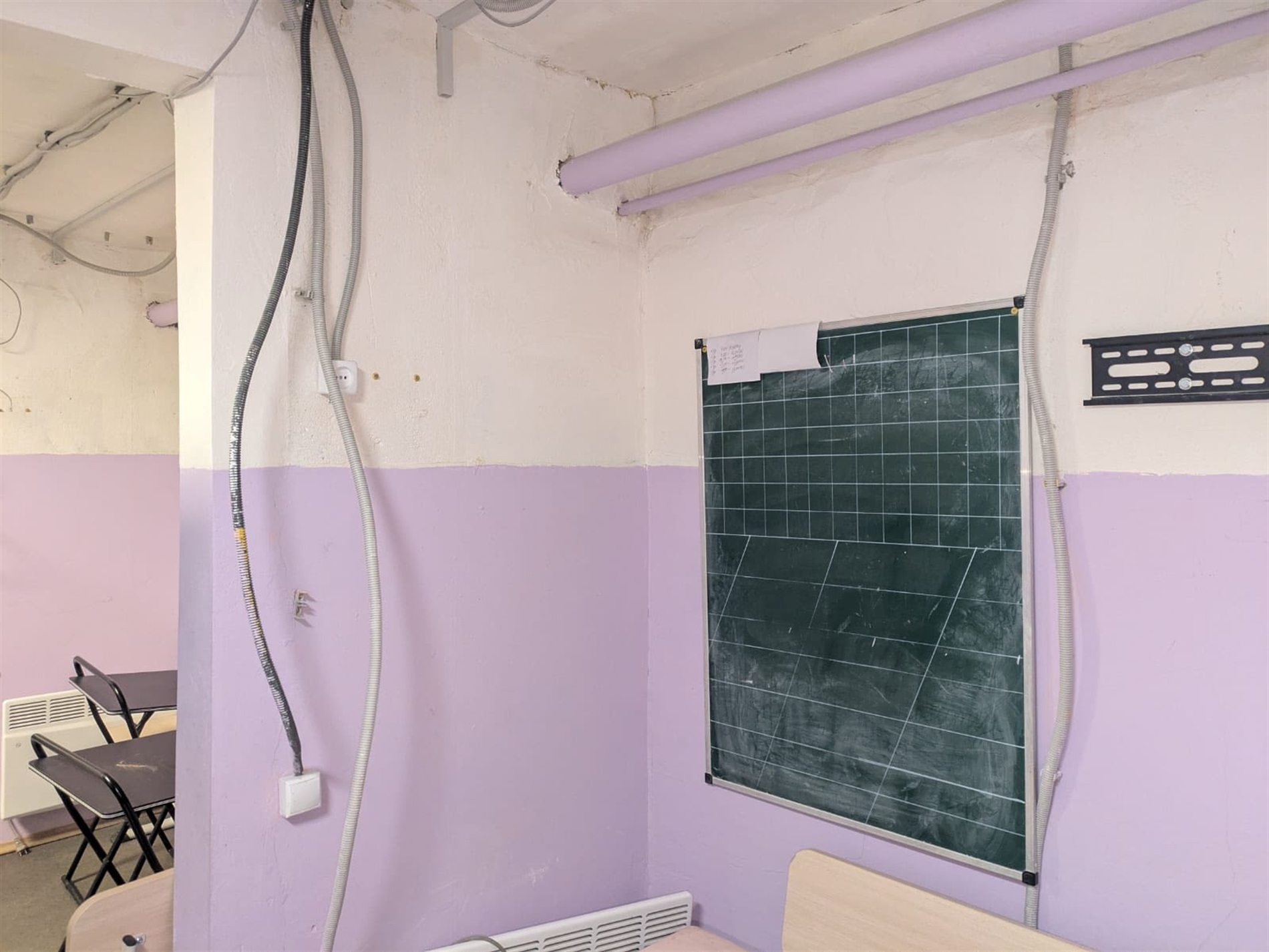 У Мені невідомі розгромили укриття школи імені Шевченка