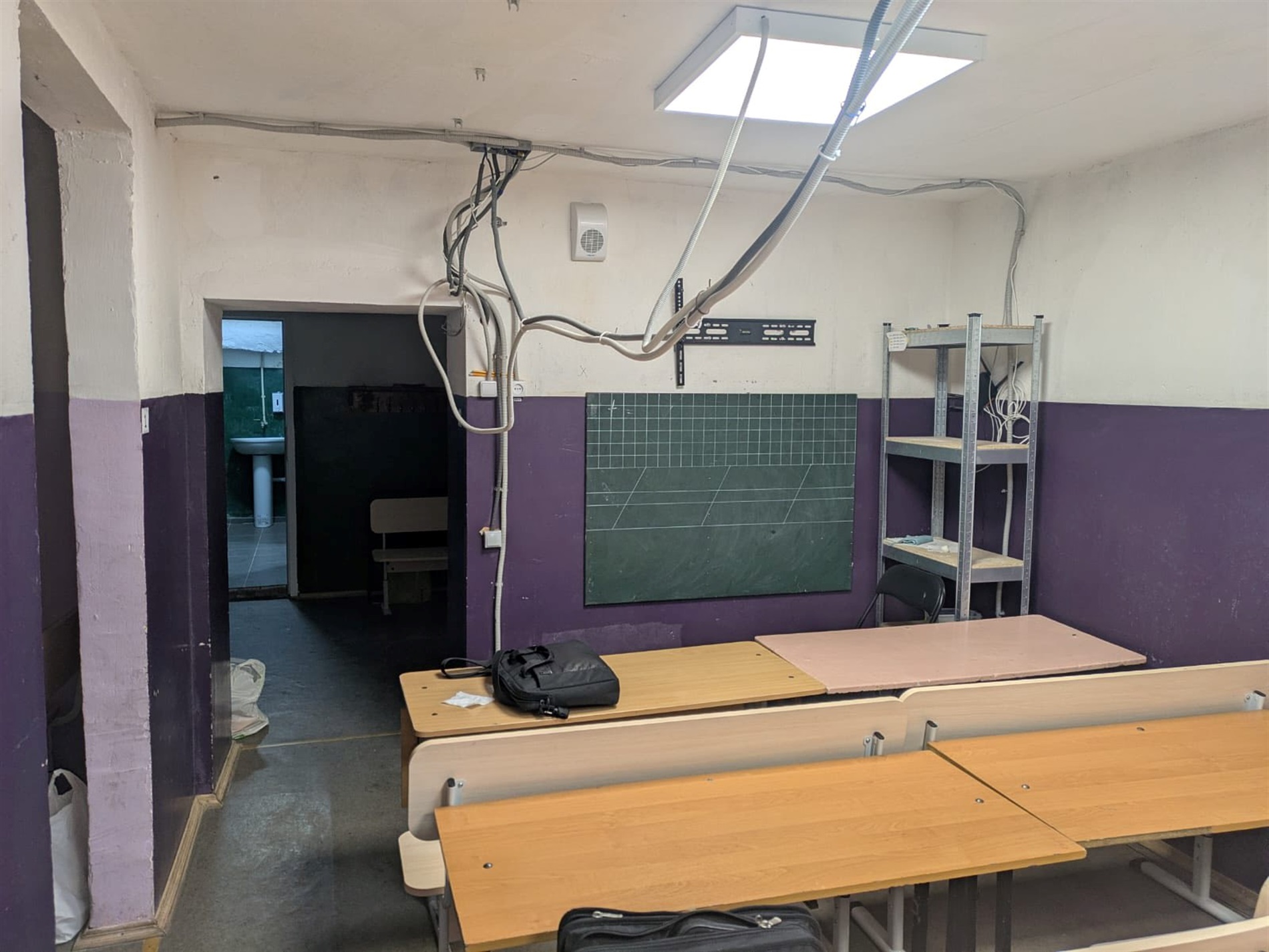 У Мені невідомі розгромили укриття школи імені Шевченка