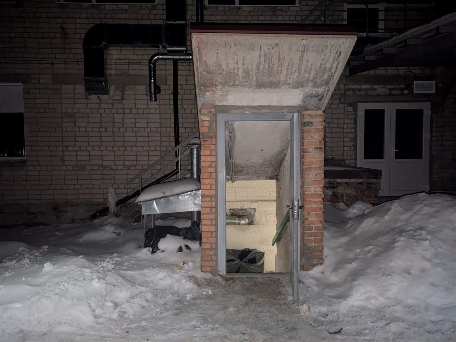 У Мені невідомі розгромили укриття школи імені Шевченка