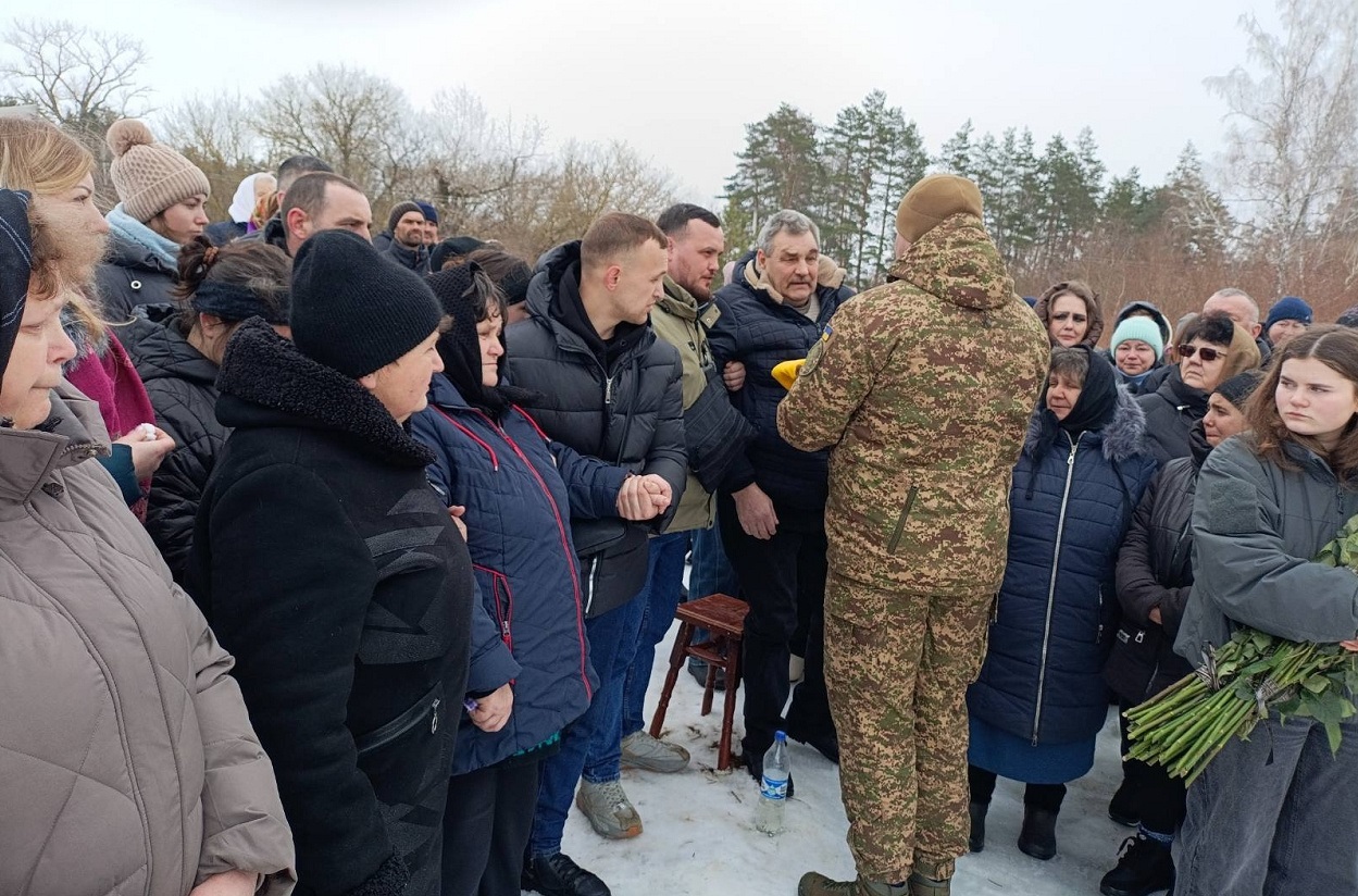 Менська громада попрощалася із захисником Леонідом Кнутом