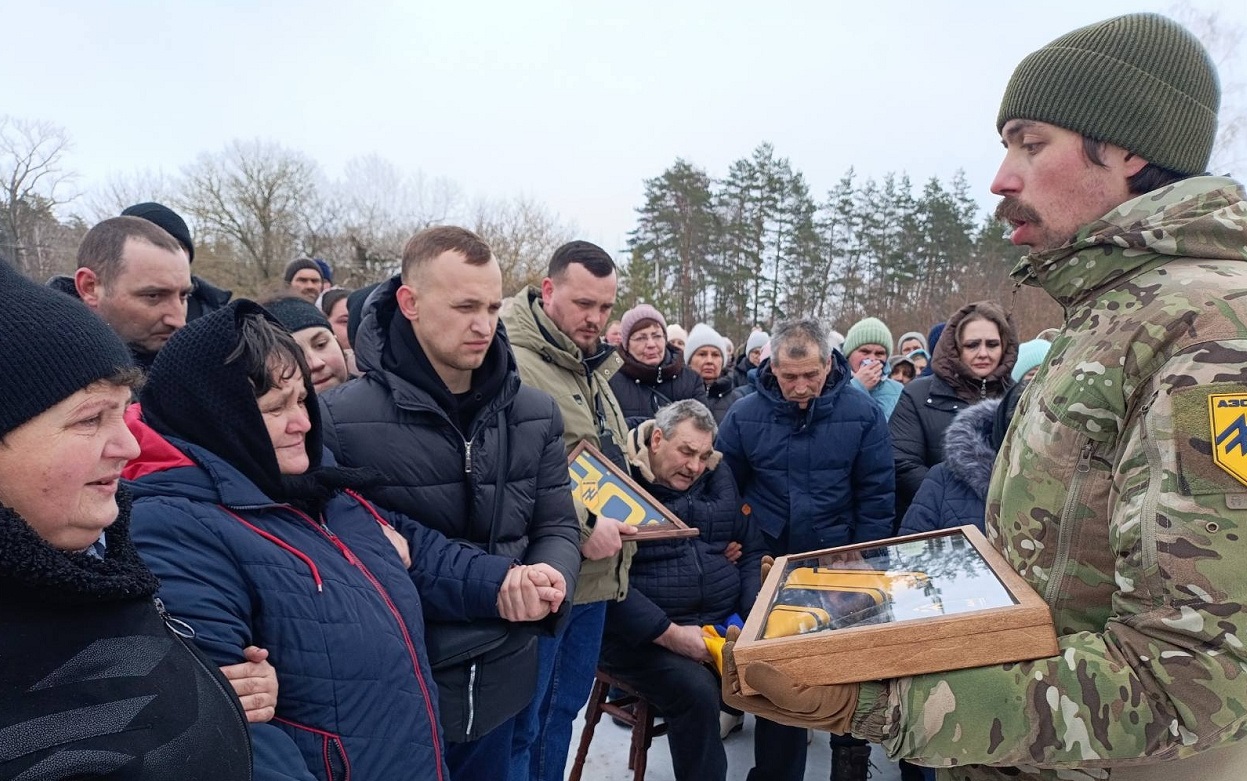 Менська громада попрощалася із захисником Леонідом Кнутом