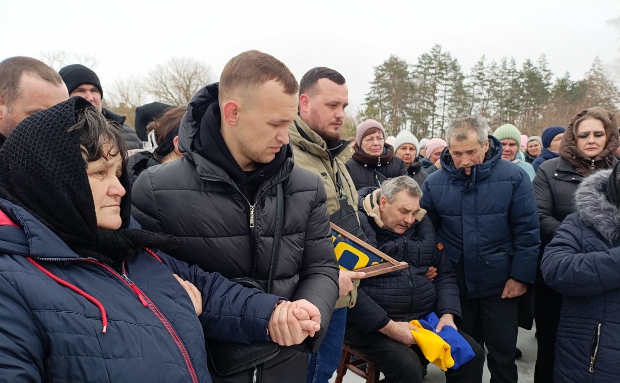 Менська громада попрощалася із захисником Леонідом Кнутом
