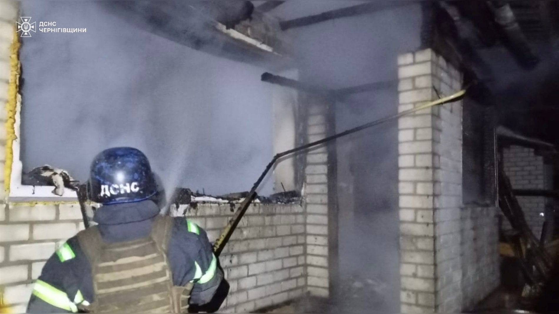 У Мені через падіння ворожого БпЛА загорівся будинок: газ тимчасово перекрили, перебої з водою