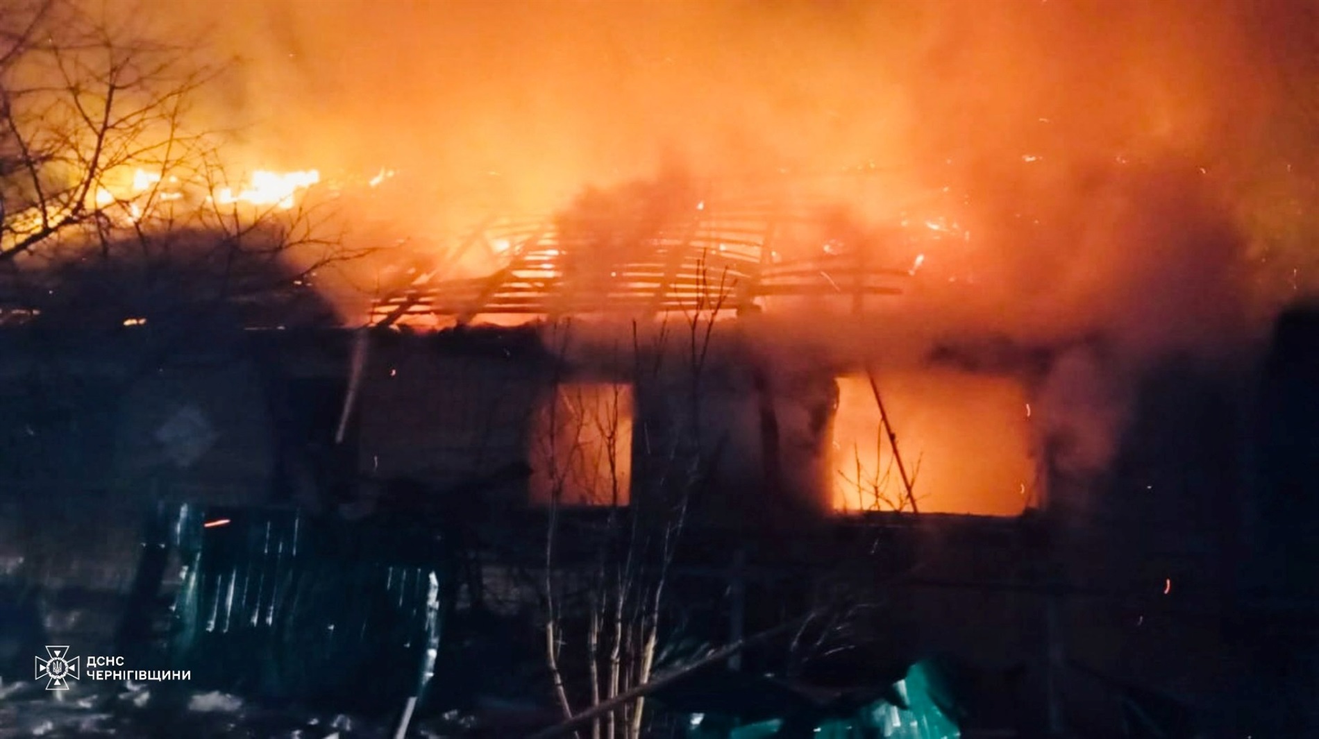 У Мені через падіння ворожого БпЛА загорівся будинок: газ тимчасово перекрили, перебої з водою