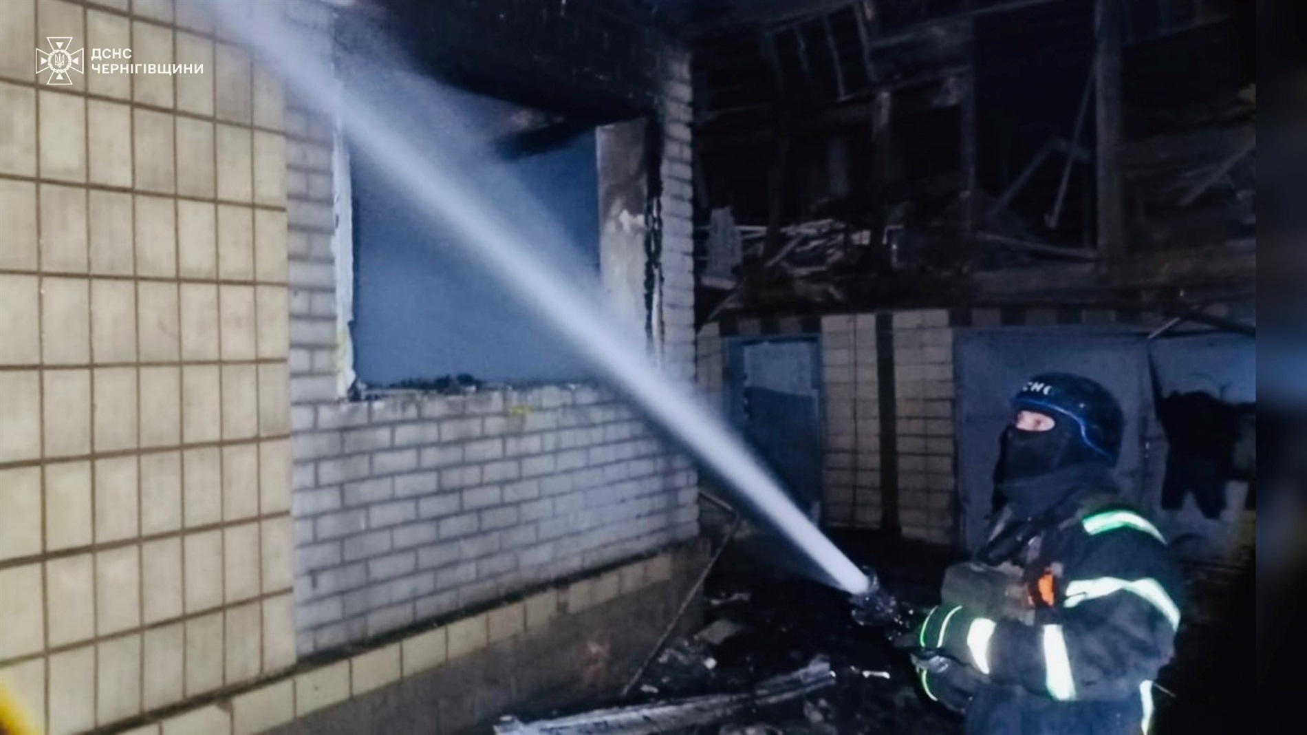 У Мені через падіння ворожого БпЛА загорівся будинок: газ тимчасово перекрили, перебої з водою