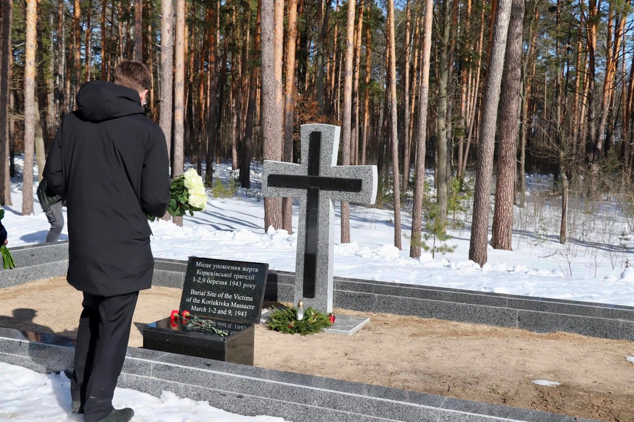 Посол Німеччини на місці перезахоронення останків жертв Корюківської трагедії