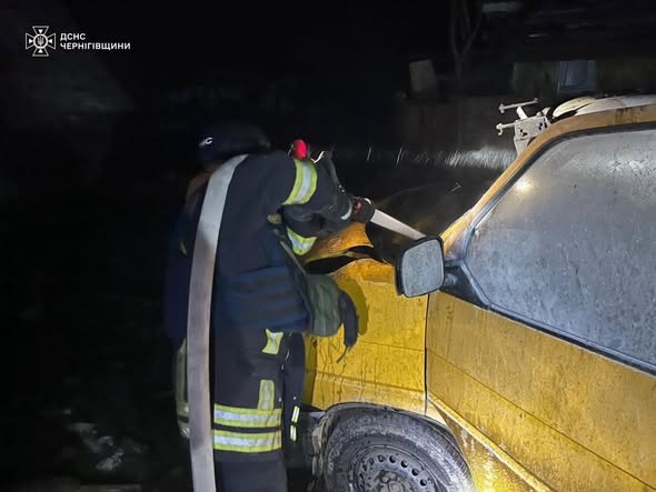 На Корюківщині через падіння ворожого дрона загорілися будинок і автомобіль