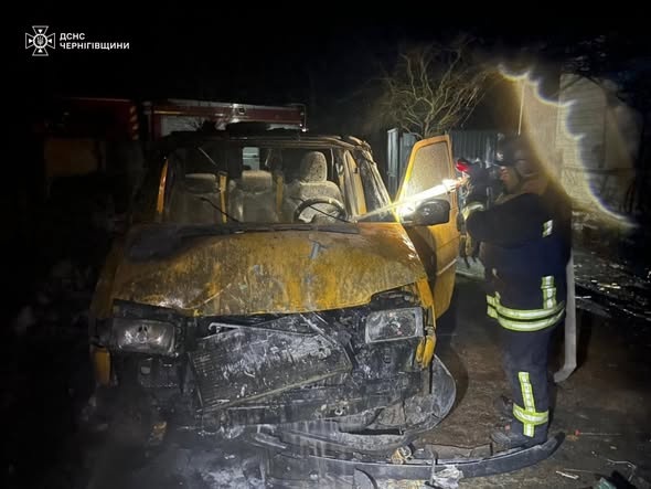 На Корюківщині через падіння ворожого дрона загорілися будинок і автомобіль