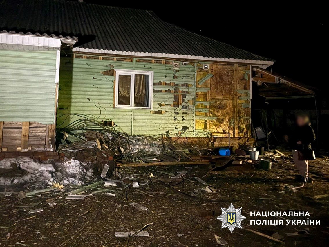 На Корюківщині через падіння ворожого дрона загорілися будинок і автомобіль