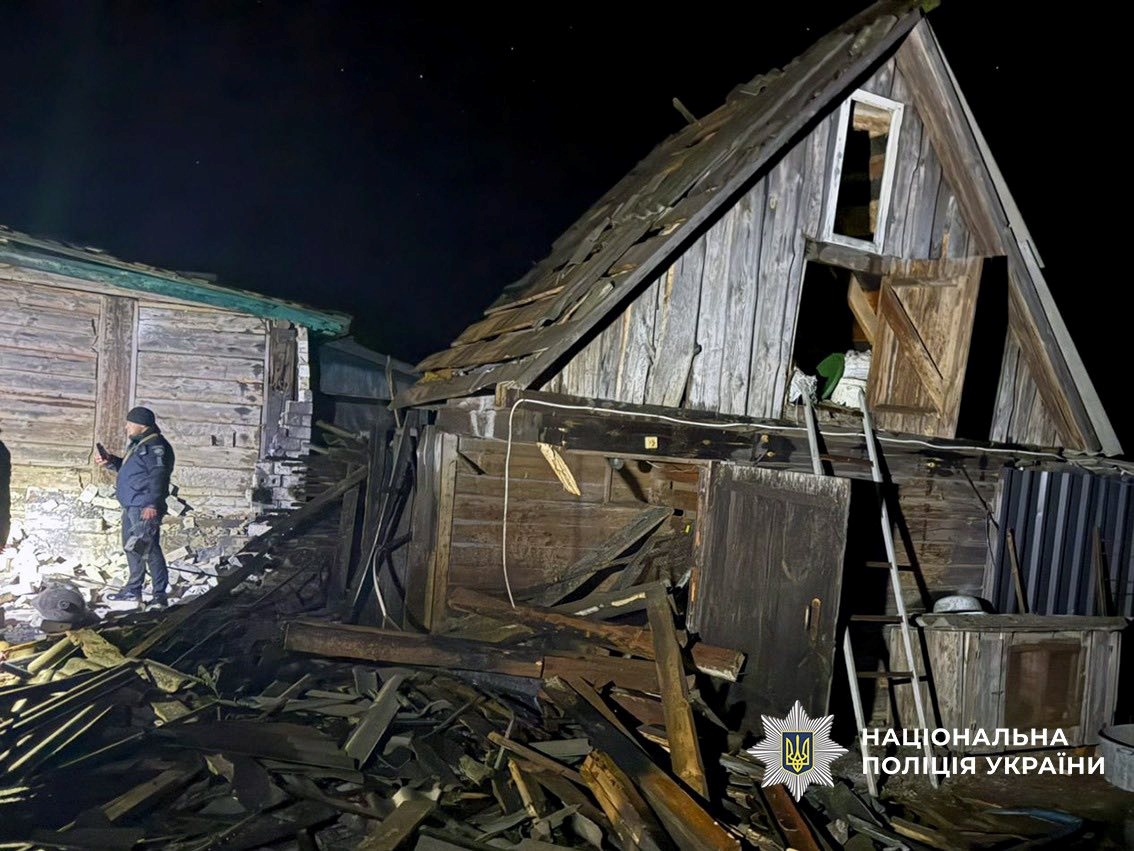 На Корюківщині через падіння ворожого дрона загорілися будинок і автомобіль