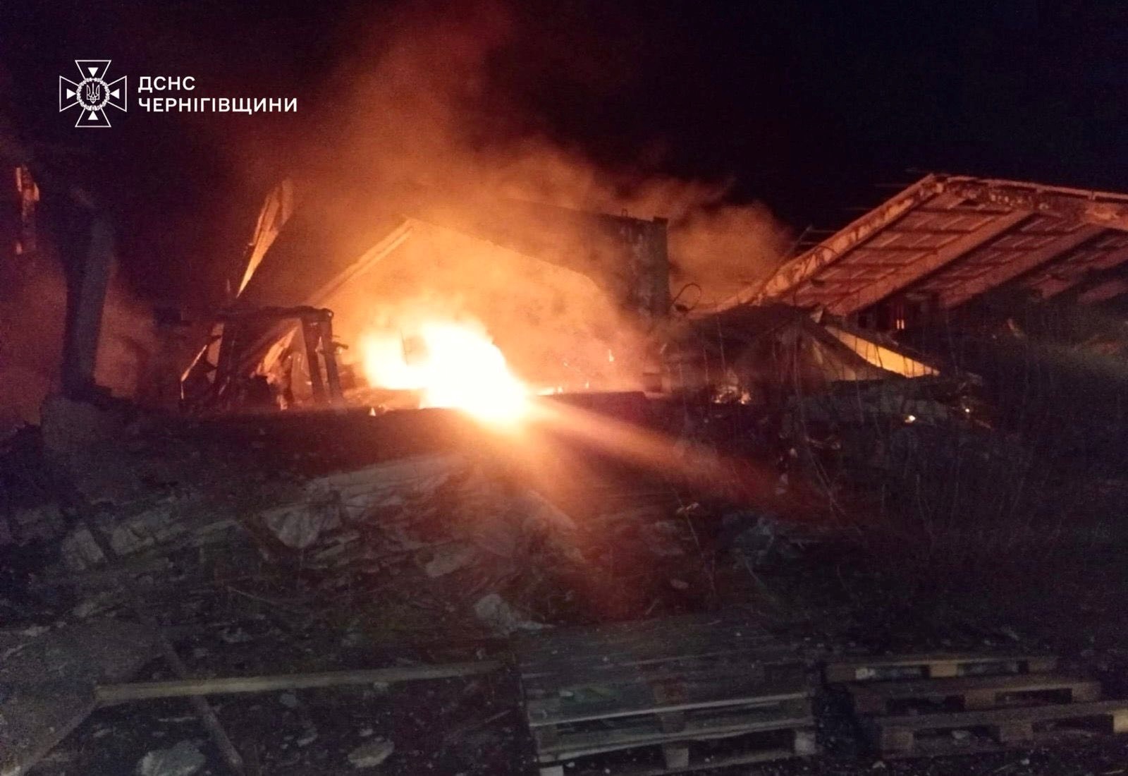 76 вибухів за добу: російські дрони атакували підприємства та спричинили пожежу на Чернігівщині