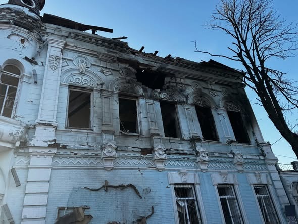 Обстріли Чернігівщини: поранено цивільного, у Новгороді-Сіверському пошкоджено будівлю бібліотеки