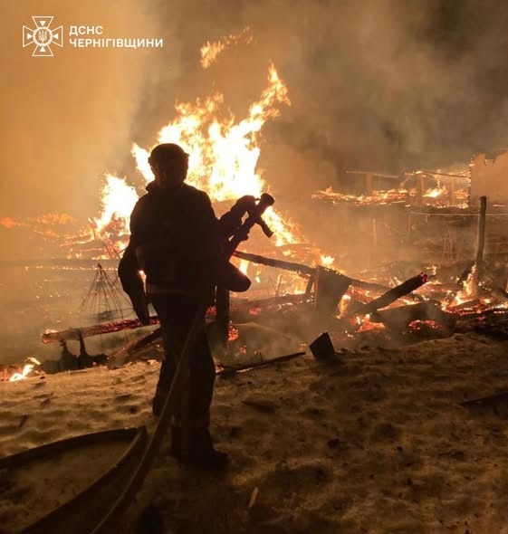 Ворожі дрони атакували Чернігівщину: пожежі в будинках, поранені люди та знеструмлені села