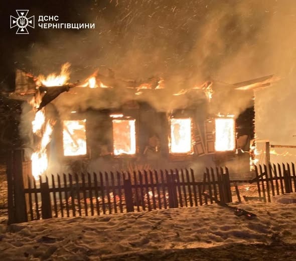 Ворожі дрони атакували Чернігівщину: пожежі в будинках, поранені люди та знеструмлені села