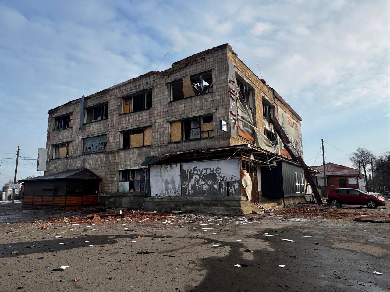 Атаки на Чернігівщині: загинула людина, вісім поранені, зруйновано універмаг у Новгороді-Сіверському