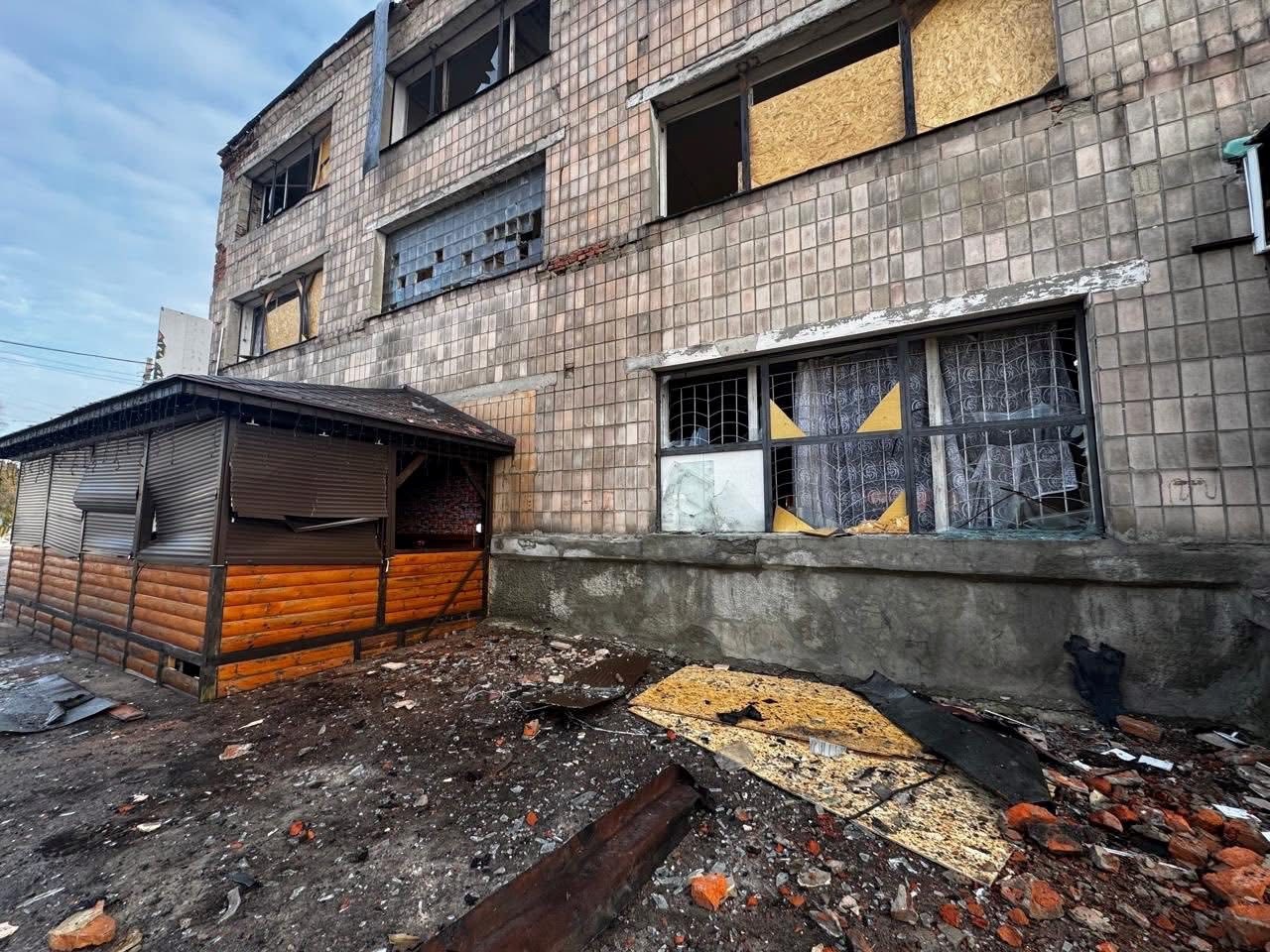 Атаки на Чернігівщині: загинула людина, вісім поранені, зруйновано універмаг у Новгороді-Сіверському