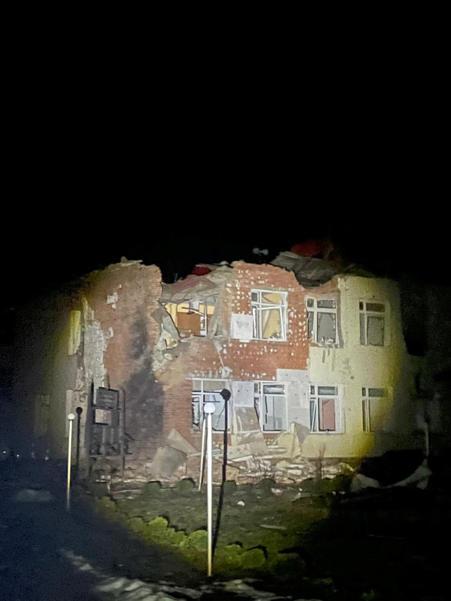 Росіяни вдарили по ліцею на Чернігівщині: знищено будівлю та шкільні автобуси