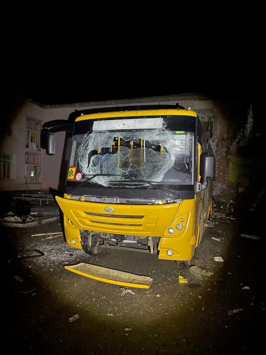 Росіяни вдарили по ліцею на Чернігівщині: знищено будівлю та шкільні автобуси