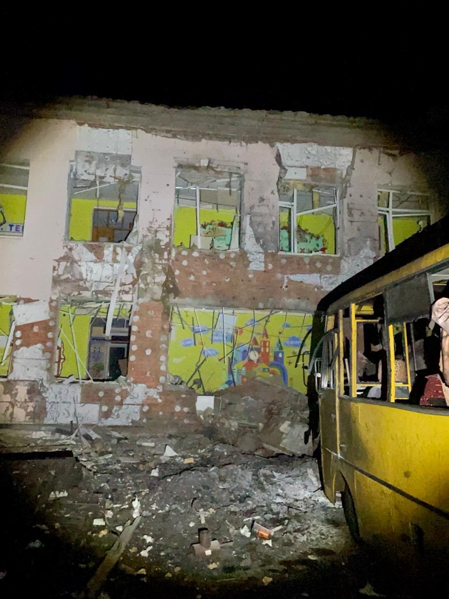 Росіяни вдарили по ліцею на Чернігівщині: знищено будівлю та шкільні автобуси