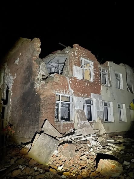 Росіяни вдарили по ліцею на Чернігівщині: знищено будівлю та шкільні автобуси