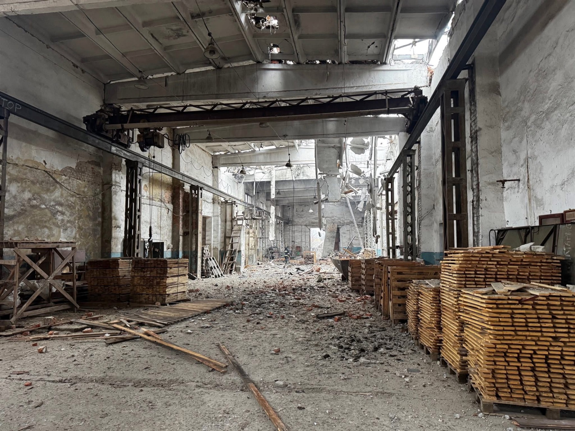 Чернігівщину знову атакували дрони: пожежа на підприємстві та десятки обстрілів