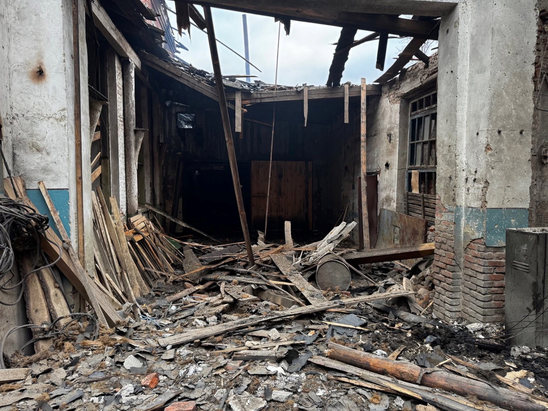 Чернігівщину знову атакували дрони: пожежа на підприємстві та десятки обстрілів