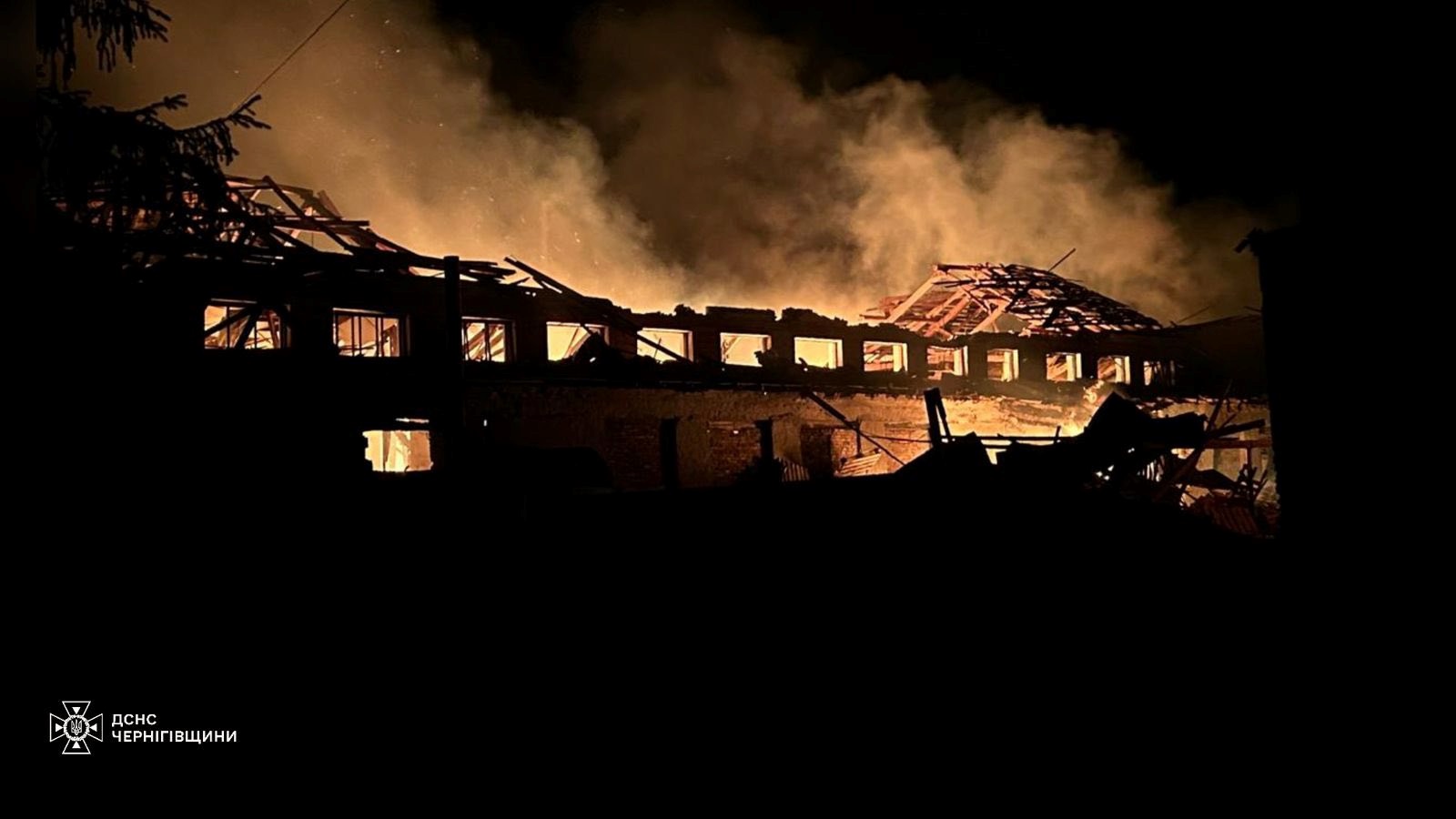 Чернігівщину знову атакували дрони: пожежа на підприємстві та десятки обстрілів