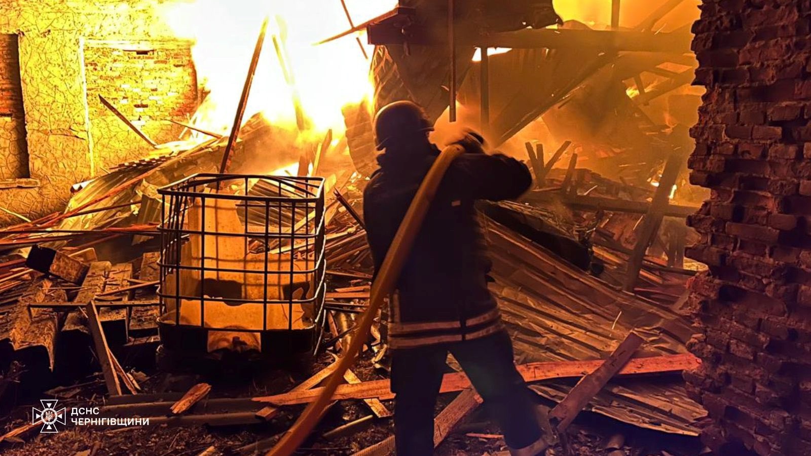 Чернігівщину знову атакували дрони: пожежа на підприємстві та десятки обстрілів