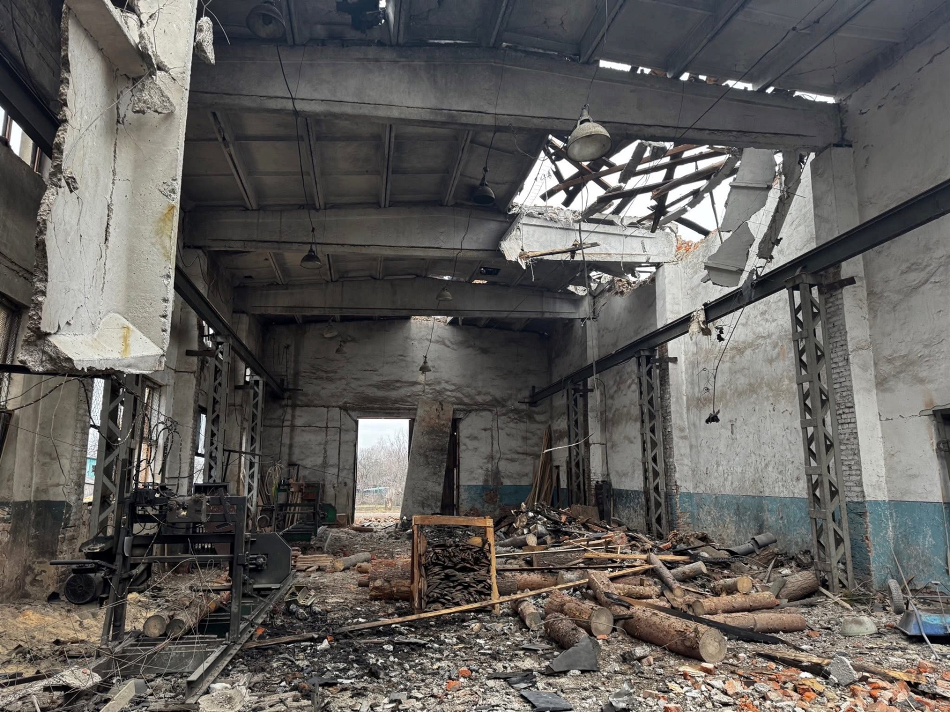 Чернігівщину знову атакували дрони: пожежа на підприємстві та десятки обстрілів